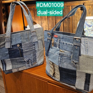 Puede incluir: Dos bolsos de mano de mezclilla con diseños de patchwork. Los bolsos están hechos de diferentes tonos de mezclilla azul y tienen un diseño de doble cara. El texto #DM01009 dual-sided es visible en la parte superior de la imagen.