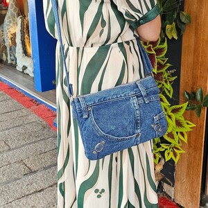 CASUAL Denim Umhängetasche für Frauen oder Männer, Upcycled Denim Geldbörse Tasche + Verstellbarer Riemen (L-26cmxH-20cmxB-6cm)