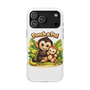 Könnte beinhalten: Weißes Handycase mit einer Cartoon-Illustration von zwei Affen und dem Text "Punch & Pal". Die Affen sind braun und hellbraun, umgeben von grünen Blättern, gelben Blumen und einer Banane.