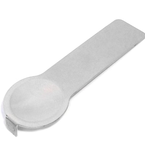 Pode incluir: Um abridor de garrafas de metal prateado com uma forma arredondada em forma de colher e uma alça plana.