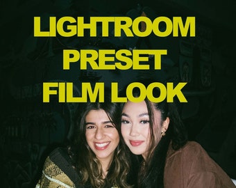 Peut inclure: Deux femmes assises à une table avec des menus et des boissons. Le texte "LIGHTROOM PRESET FILM LOOK" est affiché en lettres jaunes sur un fond sombre.