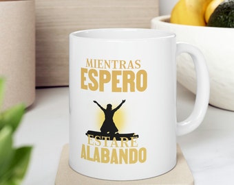 Taza Cristiana de Ceråmica, Mientras Espero Estare Alabando, Con Silueta de Mujer