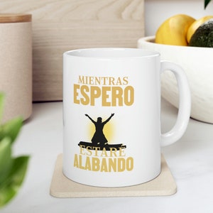 Taza Cristiana de Ceråmica, Mientras Espero Estare Alabando, Con Silueta de Mujer