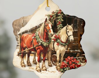 Könnte beinhalten: Ein schneeflockenförmiger Weihnachtsbaumschmuck mit einer rot-weißen Pferdekutsche in einer verschneiten Winterlandschaft. Die Pferde tragen Kränze und die Kutsche ist mit Stechpalmen verziert.