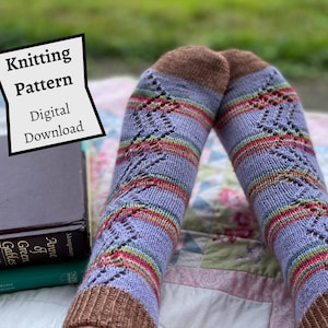 Könnte beinhalten: Strickmuster für ein Paar Socken mit einem Diamant-Spitzenmuster. Die Socken sind lila mit braunen Fersen und Zehen und haben bunte Streifen. Das Muster ist als digitaler Download erhältlich.