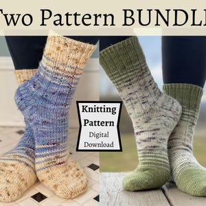 Pode incluir: Dois padrões de tricô para meias, um com um padrão listrado azul e branco e o outro com um padrão listrado verde e branco. Os padrões estão disponíveis para download digital.