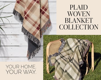 Puede incluir: Una manta de tejido a cuadros con flecos en los bordes, en un esquema de color marrón, rojo y crema. La manta está drapeada sobre una silla y una pared de madera blanca. El texto "PLAID WOVEN BLANKET COLLECTION" se muestra en texto negro sobre un fondo beige. El texto "YOUR HOME YOUR WAY" se muestra en texto negro sobre un fondo beige.