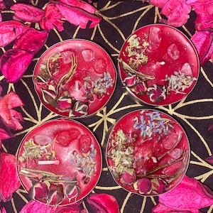Love Ritual Maxi Tealight | Magic Love Ritual Candle | Crystal Candle with blossoms, rose quartz, and herbs | Love ritual