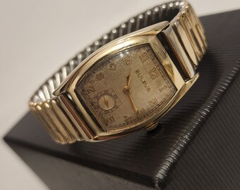 Cadeau montre Bulova Tank en or à remontage manuel sur bracelet extensible vintage