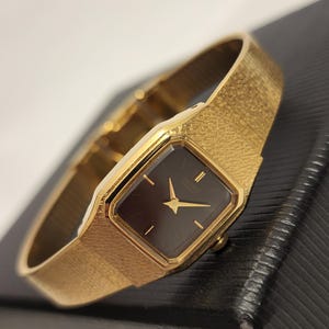 Reloj vintage para mujer, de cuarzo Seiko en tono dorado con esfera burdeos, pequeño reloj de cóctel retro, regalo para ella, regalo para niños. Lea la descripción.