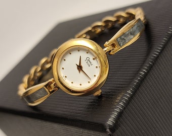 Vintage gouden dameshorloge Caravelle van Bulova Quartz met grijsgroene armband sierlijk cadeau voor haar