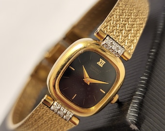 Vintage Damenuhr Goldton Seiko Quarz Kleine Cocktailuhr mit schwarzem Zifferblatt und gefrosteter Lünette seltenes Geschenk für sie