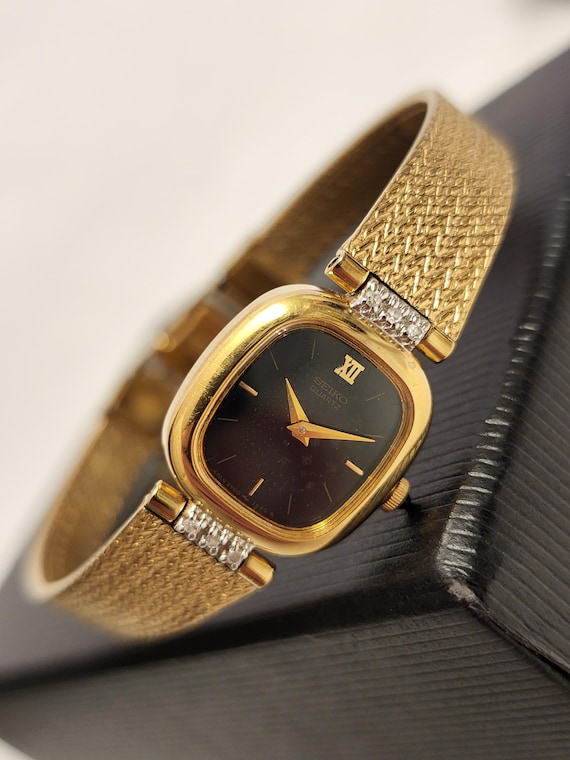 Vintage Womens Watch Gold Tone Seiko Quartz Small Cocktail  display picture 1