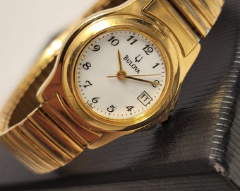 Retro-Goldene Bulova Damen-Quarzuhr, goldfarben, Modell A2 2002, mittelgroß, mit Datumsanzeige und Stretcharmband – das perfekte Geschenk für Sie