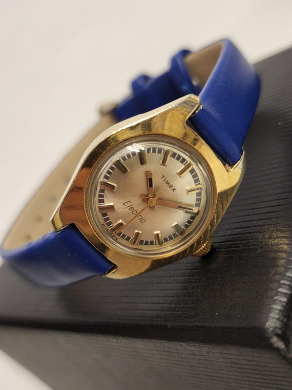 Vintage Womens Watch Gold Tone Timex Electric 1976 on Blue  display picture 2