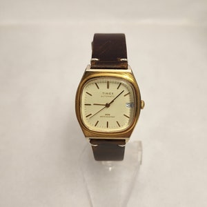 Retro gouden horloge Timex automatisch horloge met datumvenster Tube TV-kast op bruin lederen band cadeau