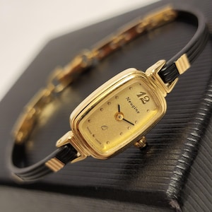 Montre rétro pour femme dorée avec bracelet noir contrastant Neugine Quartz Swiss Made montre cocktail très fine et délicate, cadeau pour elle RARE