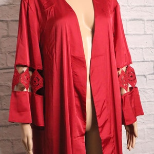 Bata con corte de encaje