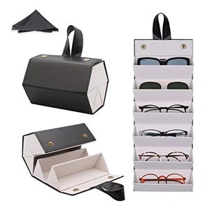 K&ouml;nnte beinhalten: Ein schwarz-wei&szlig;es Sonnenbrillenetui mit mehreren F&auml;chern und einem Griff. Das Etui wird geschlossen, ge&ouml;ffnet und mit Sonnenbrillen im Inneren gezeigt. Ein schwarzes Reinigungstuch ist ebenfalls enthalten.