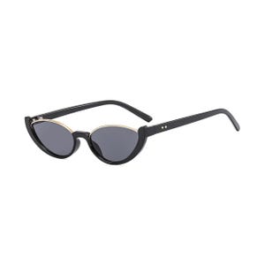 K&ouml;nnte beinhalten: Schwarze Cat-Eye-Sonnenbrille mit dunkelgrauen Gl&auml;sern und einem d&uuml;nnen goldfarbenen Metallrand entlang der Oberkante der Fassung. Die B&uuml;gel sind schwarz und weisen zwei kleine metallische Punkte am Scharnierbereich der Vorderseite auf.