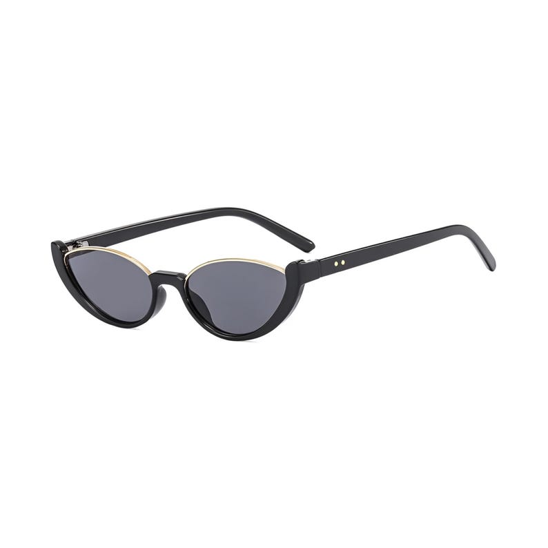 K&ouml;nnte beinhalten: Schwarze Cat-Eye-Sonnenbrille mit dunkelgrauen Gl&auml;sern und einem d&uuml;nnen goldfarbenen Metallrand entlang der Oberkante der Fassung. Die B&uuml;gel sind schwarz und weisen zwei kleine metallische Punkte am Scharnierbereich der Vorderseite auf.