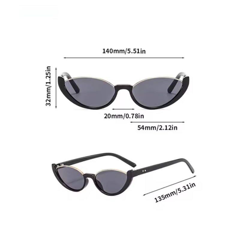 K&ouml;nnte beinhalten: Schwarze Cat-Eye-Sonnenbrille mit silberfarbenen R&auml;ndern und dunklen Gl&auml;sern. Angegebene Ma&szlig;e: 140 mm Gesamtbreite, 32 mm Glash&ouml;he, 20 mm Stegbreite, 54 mm Glasbreite und 135 mm B&uuml;gell&auml;nge. Dargestellt in einer Frontal- und einer Schr&auml;gansicht.