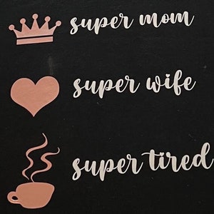 Puede incluir: Un fondo negro con tres frases en texto blanco: "super mom", "super wife" y "super tired". Cada frase está acompañada de un icono rosa: una corona, un corazón y una taza de café con vapor.