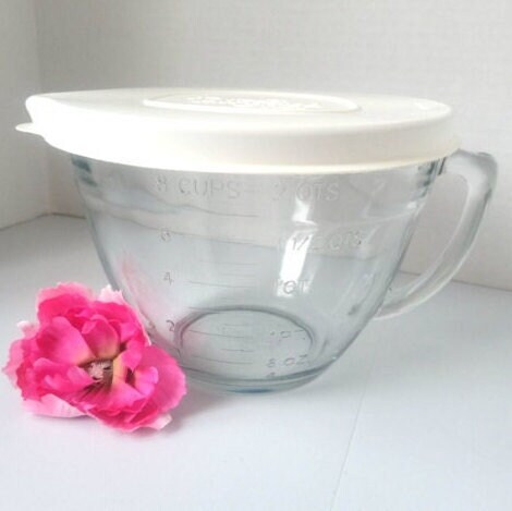 The Pampered Chef batter bowl with white lid large 8 cup mixing measuring  bowl for Sale in Phoenix, AZ - OfferUp