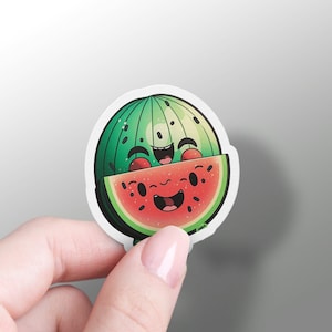 Puede incluir: Una pegatina de una sandía verde con una cara sonriente, cortada por la mitad para revelar una sandía roja con una cara sonriente.