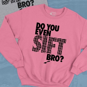 Peut inclure: Deux sweats à capuche avec le texte "Do you even sift bro?" imprimé dessus. Un sweat est gris et l'autre est rose.