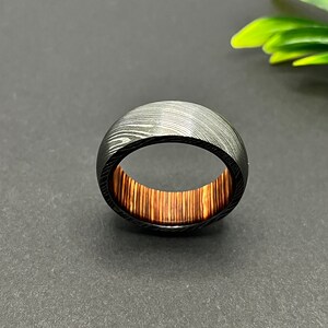 Bague tonneau à whisky en acier damas Bague homme Bague de mariage en bois Bague de promesse homme Bague en acier damas Bague homme Bague de fiançailles Alliance homme image 3