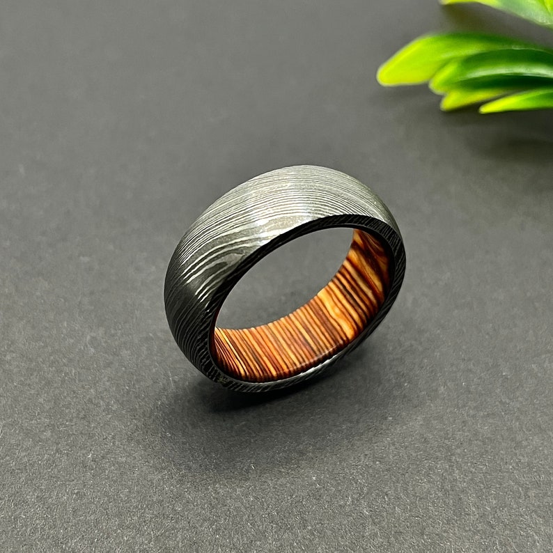 Bague tonneau à whisky en acier damas Bague homme Bague de mariage en bois Bague de promesse homme Bague en acier damas Bague homme Bague de fiançailles Alliance homme image 1