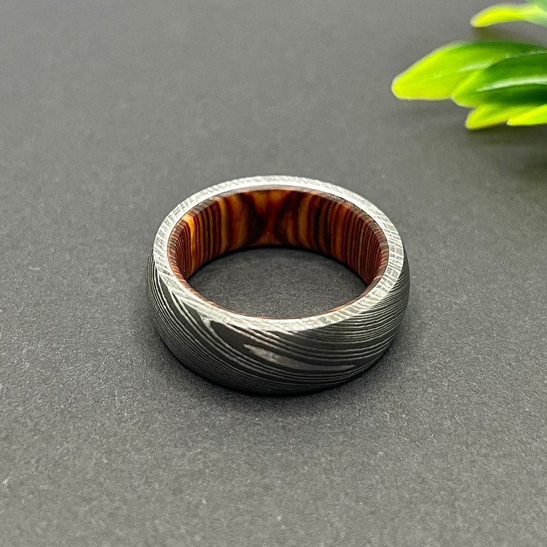 Bague tonneau à whisky en acier damas Bague homme Bague de mariage en bois Bague de promesse homme Bague en acier damas Bague homme Bague de fiançailles Alliance homme image 6