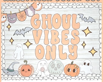 Könnte beinhalten: Ein Halloween-Bulletin Board oder Türdekor-Set mit dem Text "Ghoul Vibes Only" in pfirsichfarbenen Buchstaben. Das Set enthält Geister, Fledermäuse, Kürbisse und Sterne auf einem Holzmaserungshintergrund.