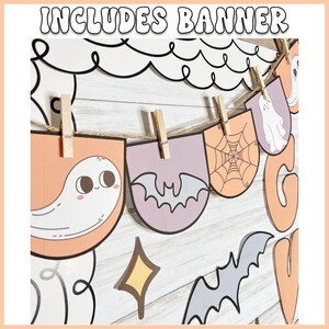 Może przedstawiać: Baner na Halloween z wyciętymi z papieru kształtami w kolorze pomarańczowym, fioletowym i białym, przedstawiającymi duchy, nietoperze i pajęczynę. Na banerze widnieje napis "Boo", a całość jest przymocowana sznurkiem i spinaczami.