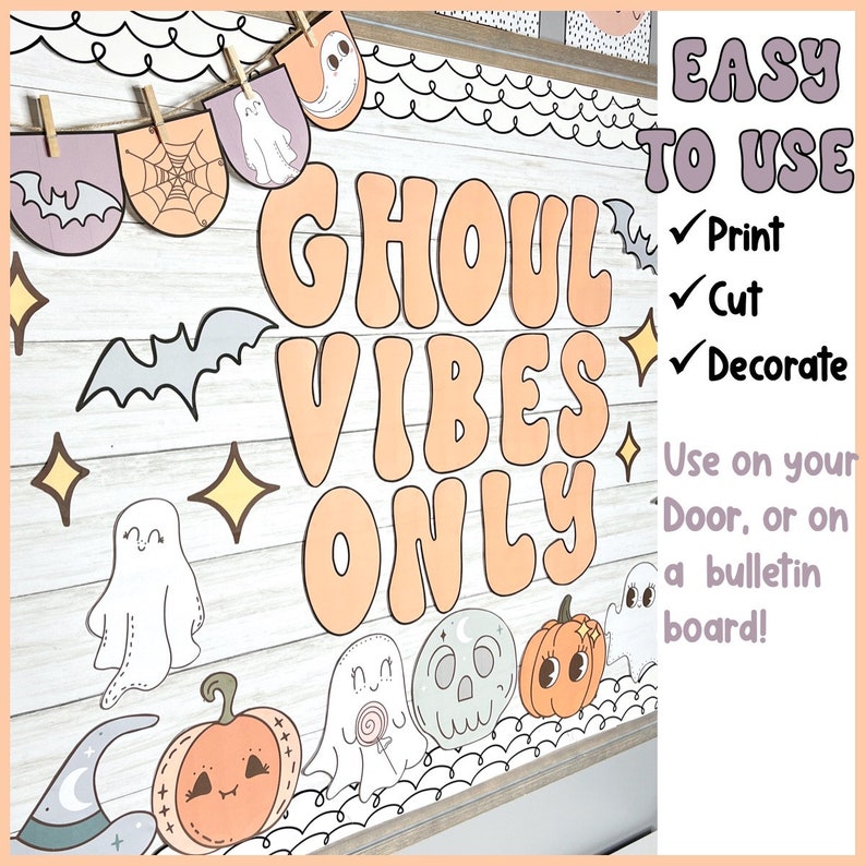 Może przedstawiać: Zestaw do druku na tablicę ogłoszeń na Halloween z napisem "Ghoul Vibes Only" w kolorze brzoskwiniowym. Zestaw zawiera r&oacute;żne ilustracje o tematyce Halloween, takie jak duchy, nietoperze, dynie i pajęczyna.