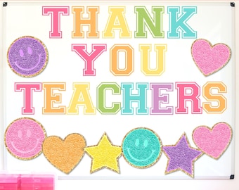 Op de afbeelding: Een wit prikbord met de tekst "THANK YOU TEACHERS" in kleurrijke blokletters. Decoratieve smiley-gezichten, harten en sterren omringen de tekst. De bovenkant van het bord luidt "Bulletin Board".