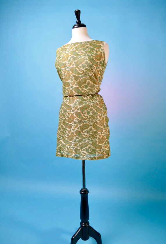 1960s Vintage Gold and Green Paisley Shift Dress - image 2