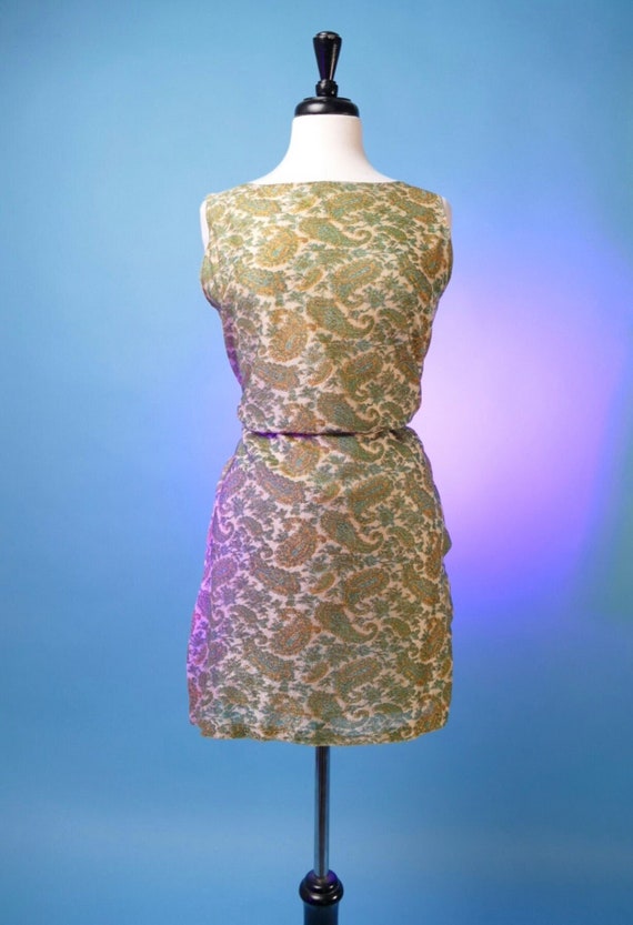 1960s Vintage Gold and Green Paisley Shift Dress - image 1