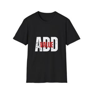Puede incluir: Camiseta negra con texto blanco que dice "ADD VALUE" en una fuente desgastada. La palabra "VALUE" está en rojo.