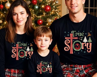Puede incluir: Una familia de cuatro personas con camisetas negras de manga larga a juego y pantalones de pijama a cuadros rojos frente a un árbol de Navidad. Las camisetas muestran el texto "True Story" con una cruz, un pesebre y un diseño de árbol de Navidad.