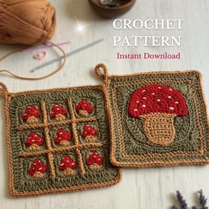 Könnte beinhalten: Zwei gehäkelte quadratische Topflappen. Einer zeigt ein Tic-Tac-Toe-Gitter mit roten Pilzapplikationen. Der andere hat einen großen roten Pilz mit weißen Punkten. Der Text "CROCHET PATTERN Instant Download" ist sichtbar.