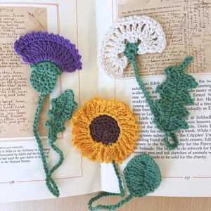 Può includere: Segnalibri a forma di fiori all'uncinetto fatti a mano in viola, bianco, giallo e verde. Il set include un cardo, un dente di leone, un girasole e una foglia, tutti realizzati con filato. Perfetti per gli amanti della natura.