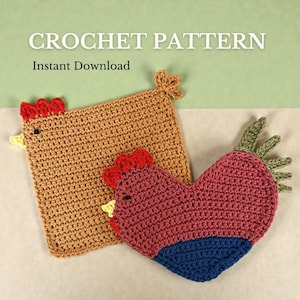 Op de afbeelding: Twee gehaakte kippenvormige items. Eén is een vierkante pannenlap in bruin met rode kam en gele snavel. De andere is een hartvormig item in rood met blauwe onderkant en groene staartveren. Tekst luidt "CROCHET PATTERN" en "Instant Download".