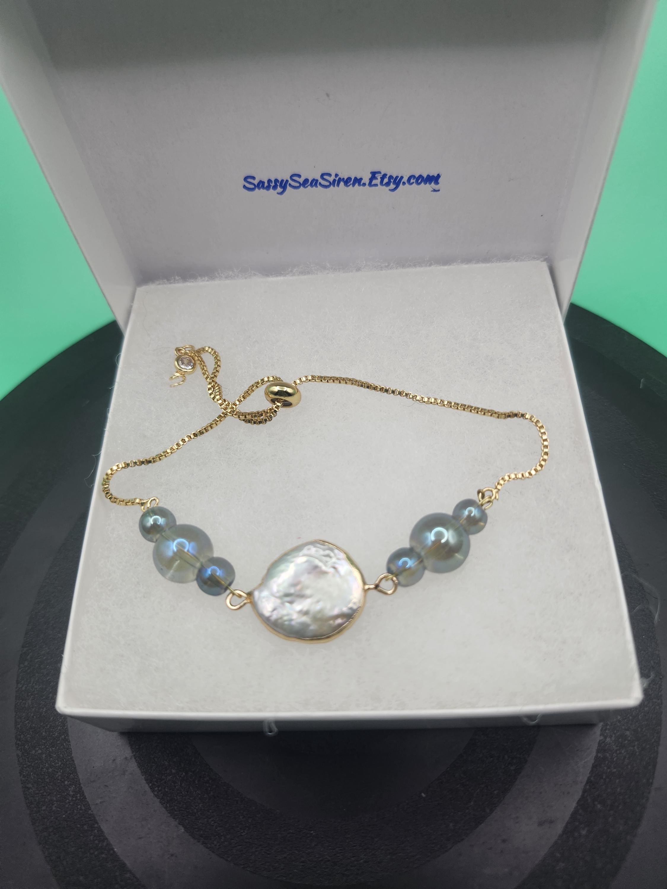 Round, flat pearl bracelet with blue glass beads bracelet