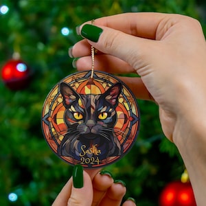 Adorno de vitral con diseño de gato negro personalizado, regalo personalizado para padres, adorno de Halloween con gato negro, regalo para mamá y papá.