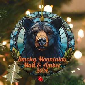 Kundenspezifische Schwarzbär-Buntglas-Lookverzierung der Tinte auf keramischem, ganzjährigem Baum-Schwarzbär-Bauble, Schwarzbär-Sammlergeschenk, Bärn-Dekor