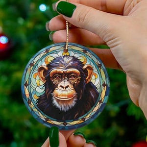Schöne Schimpanse Buntglas Optik mit Tinte auf Keramik Ornament, ganzjährige Baum Schimpanse Kugel, Schimpanse Sammler Geschenk