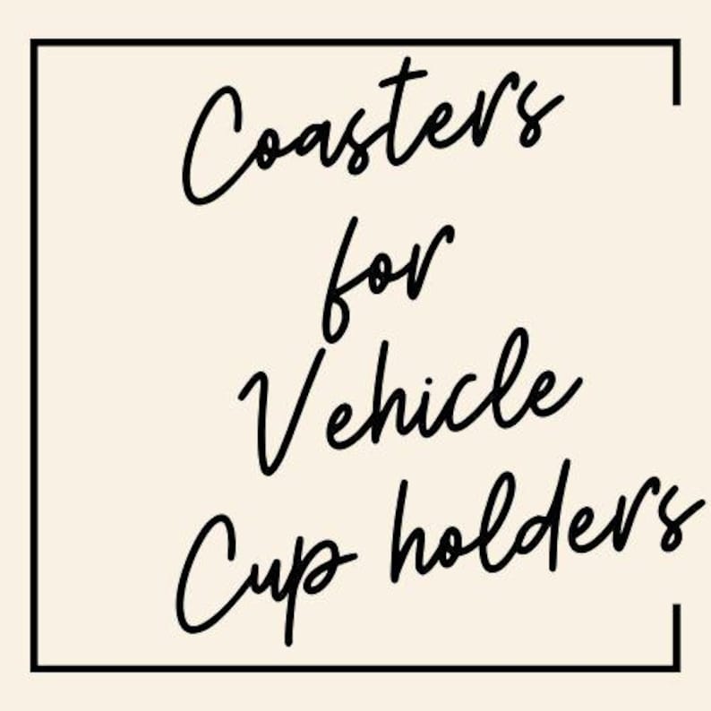 以下が含まれることがあります： クリーム色の背景に黒い正方形の枠線。 「Coasters for Vehicle Cup holders」というテキストが、枠線内にスタイリッシュな筆記体フォントで書かれています。