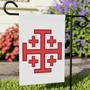 Könnte beinhalten: Eine weiße Gartenflagge mit einem roten Jerusalem-Kreuz-Design. Die Flagge ist an einer schwarzen Metallstange befestigt.
